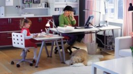 MAMA CON MESITA AUXILIAR