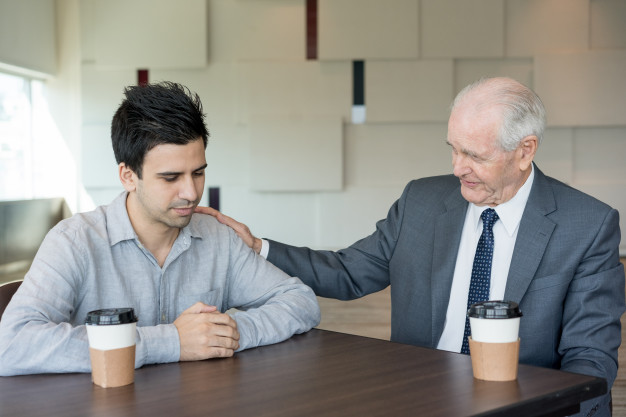 comprender-al-jefe-consolar-joven-empleado_1262-9893